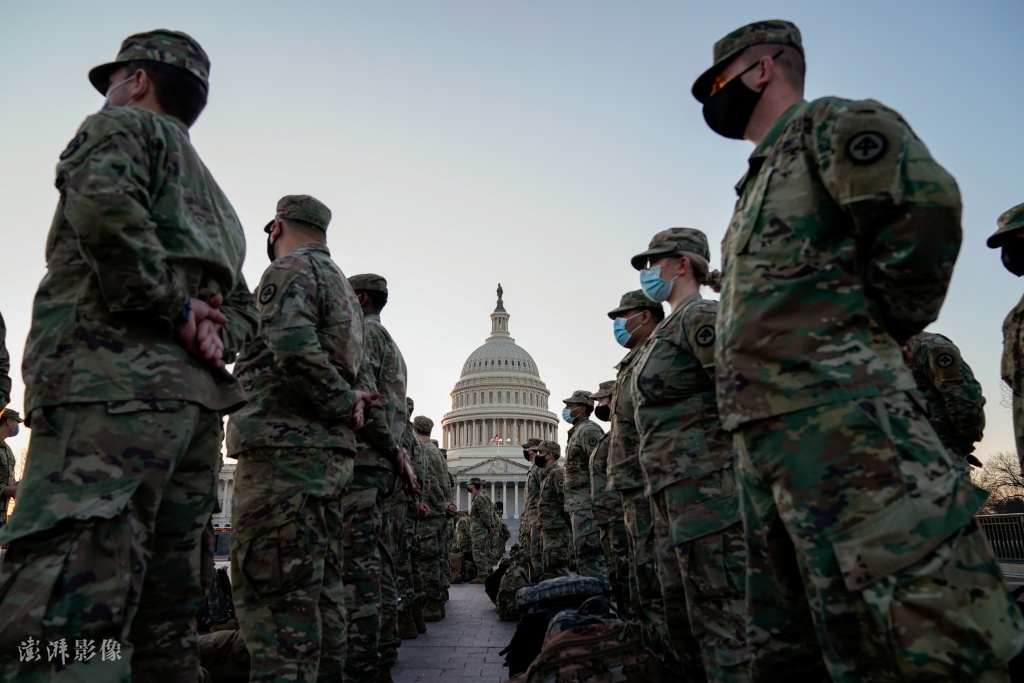 当地时间12日，在国会大厦外集合的美国国民警卫队士兵 图自：澎湃影像平台