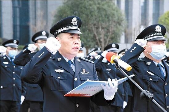 1月10日,威远县公安局举行首届"中国人民警察节"荣誉授予仪式.