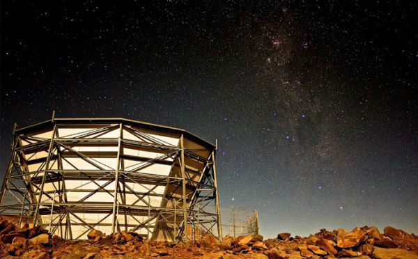位于智利阿塔卡马沙漠的阿塔卡马宇宙学望远镜。（美国国家航空航天局网站）