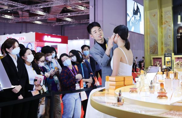 中国化妆品在日本走红 价格亲民上色效果好