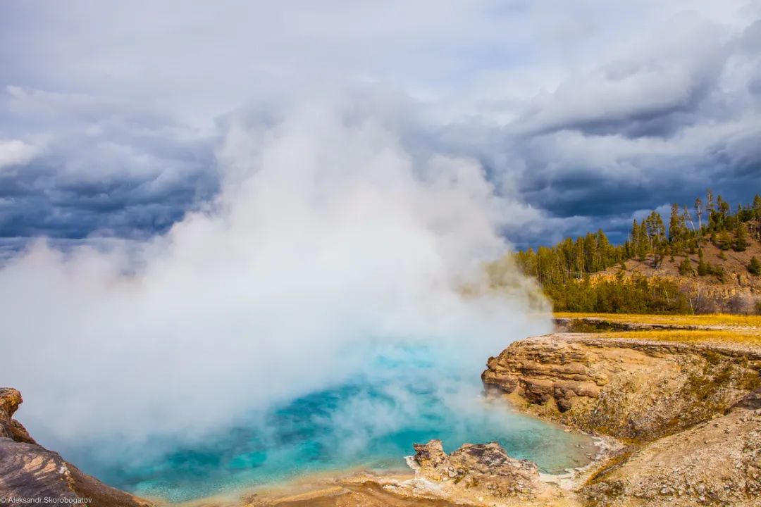 看到的青岛近岸海面最近一次的"热气腾腾"奇观,属于蒸发雾或叫海烟,但
