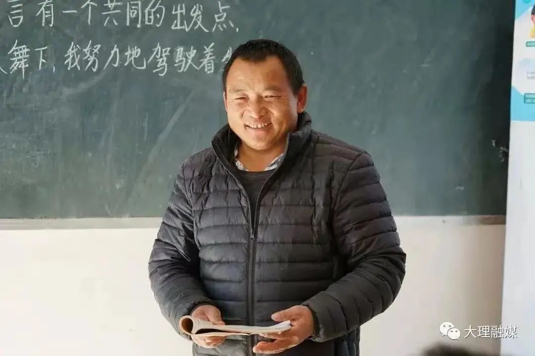 李伟到学生家中家访