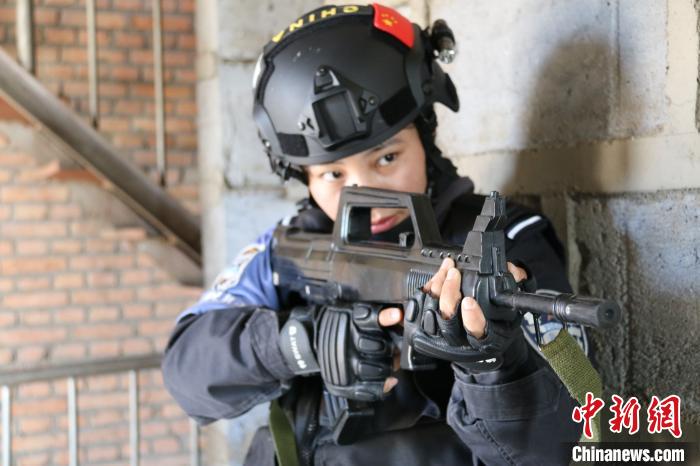 图为果洛州公安局特警支队直属女子中队队员在训练.