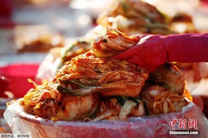 資料圖：2018年，市民參與韓國(guó)首爾越冬泡菜制作活動(dòng)。