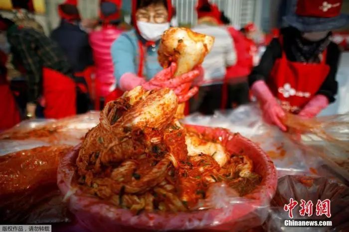 资料图：2017年，韩国约4700人在首尔广场举办制作越冬泡菜活动。