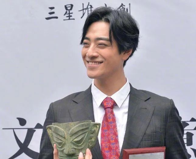 还有网友表示郑云龙在瘦了以后长得很像三星堆里面的青铜人.