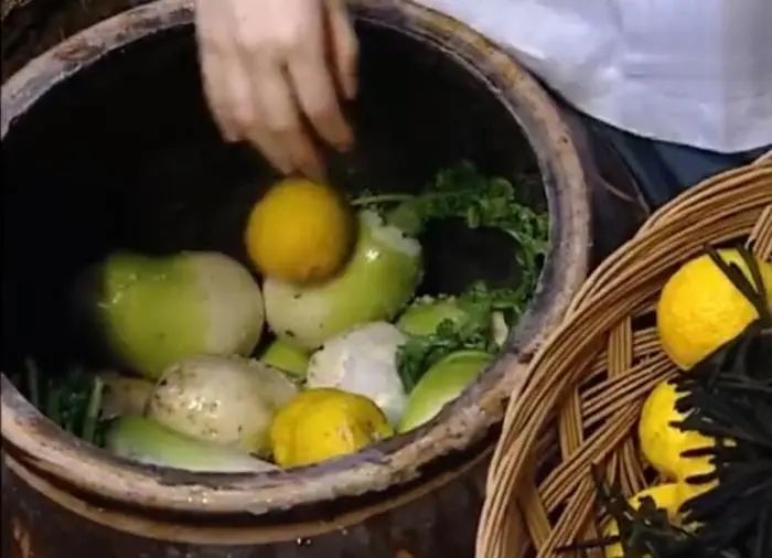 韩国电视剧《大长今》中腌制蔬菜的画面。视频截图