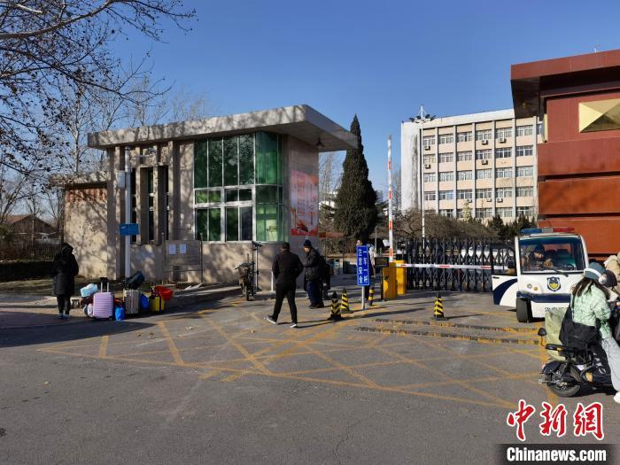 原料图:1月6日,廊坊师范学院门口片面门生携带走李离校。 宋敏涛 摄