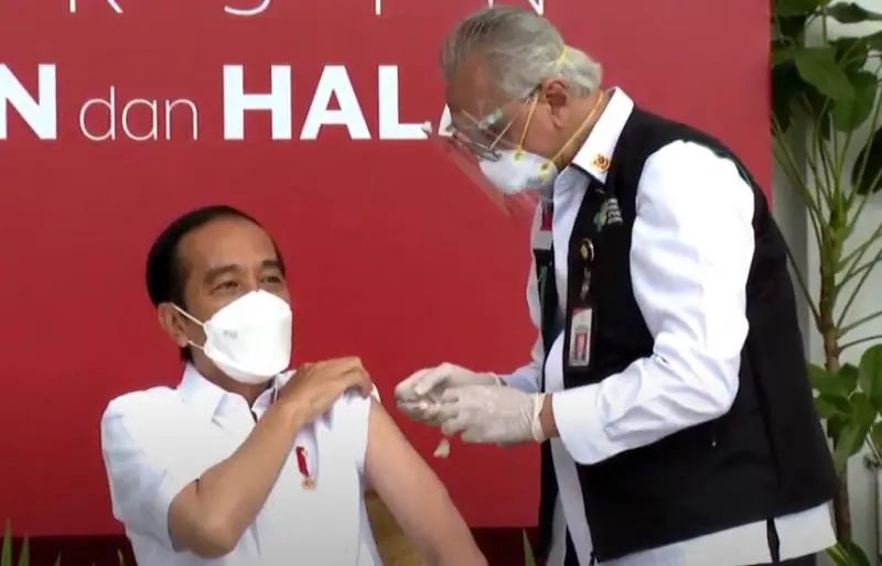 今天，总统带头接种中国疫苗。
