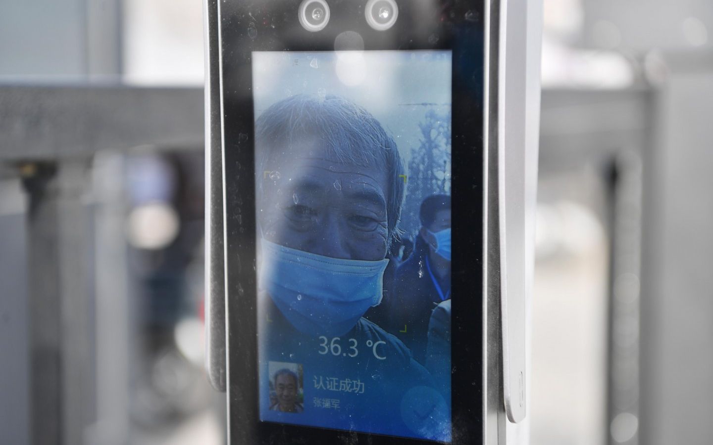 1月12日，大兴区礼贤镇东安村，入口设置了人脸识别系统，刷脸时体温会同步显示在屏幕上。新京报记者 李木易 摄