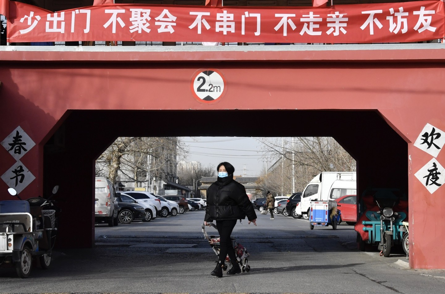 1月12日，通州区张家湾镇皇木厂村，张贴着疫情防控标语。 新京报记者 吴宁 摄
