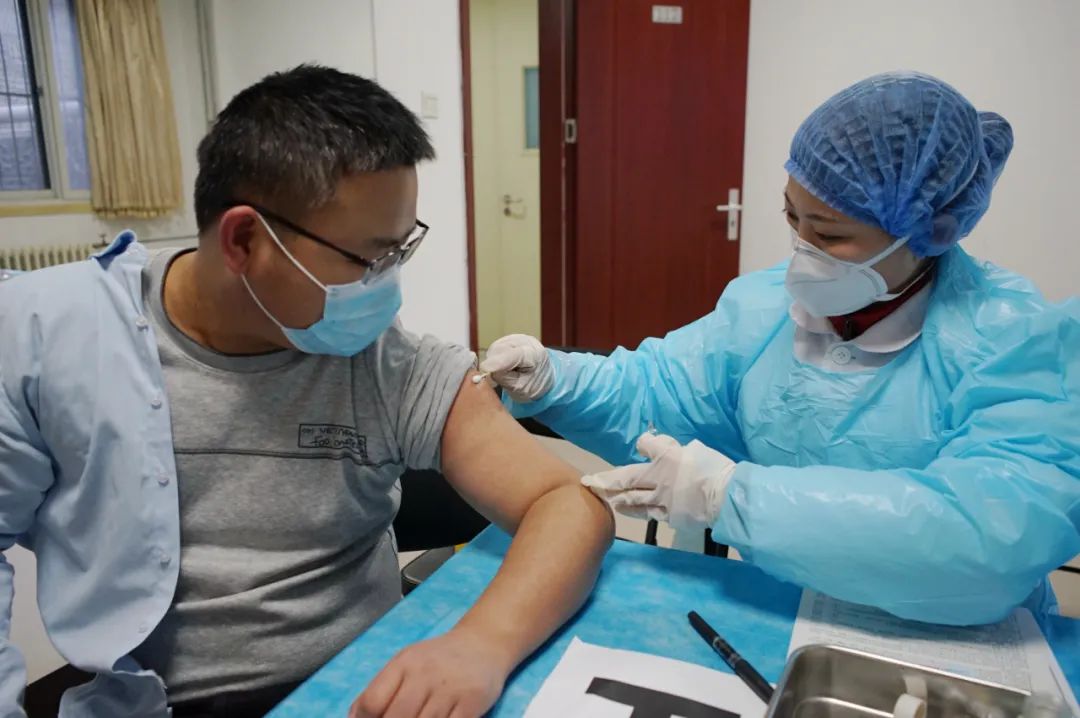 △1月8日，北京市石景山区，医护人员为接种者注射疫苗。