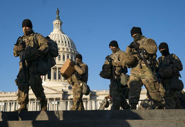 美国会大厦变临时"军营"|美国_新浪新闻