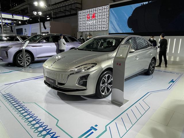 一汽红旗e111实车亮相中型纯电轿车续航预计达450km