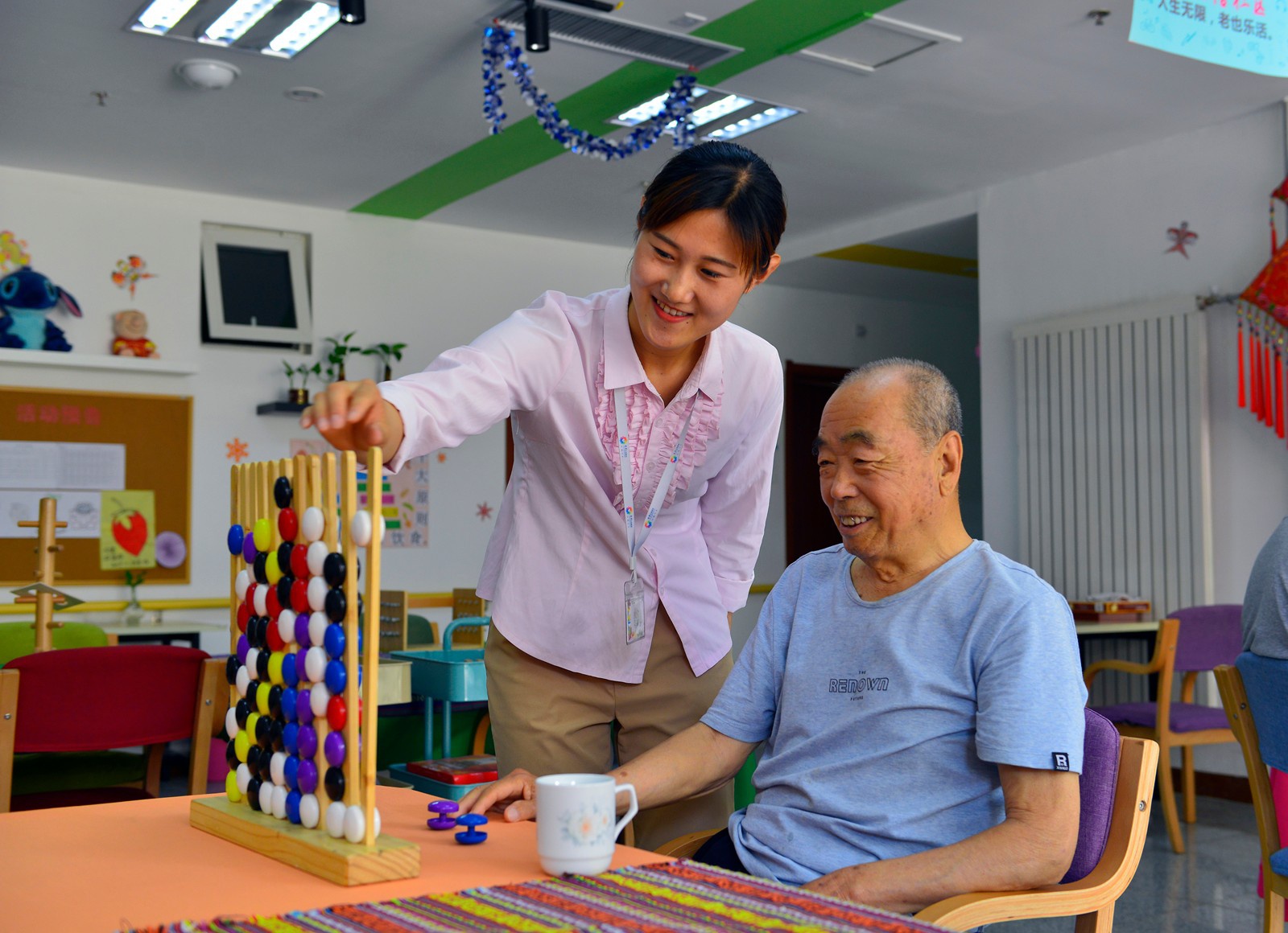 (平原县社会福利中心的护工在陪老人做游戏)