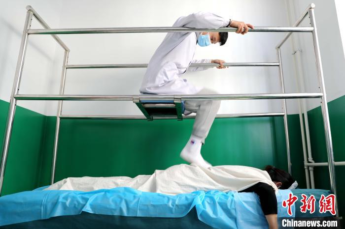 图为湟源县中医院正骨师为患者治疗. 马怡睿 摄