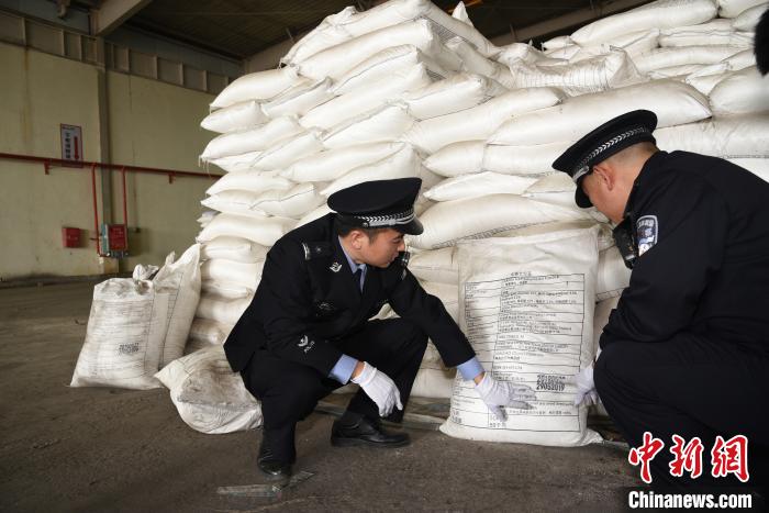 图为缉私民警检查货物。姚锡玲 摄