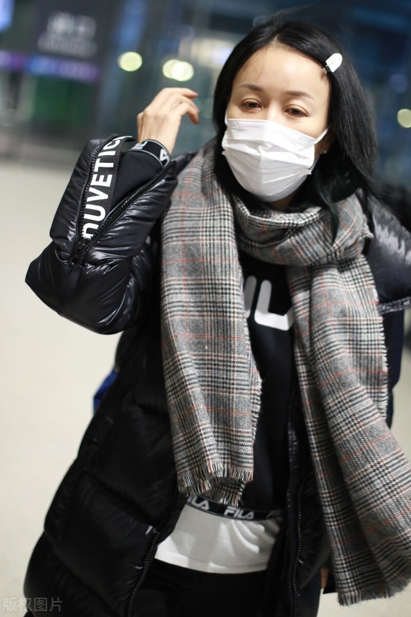 那英走机场好歹要出镜的,一件羽绒服穿了四次,有这么寒酸吗?