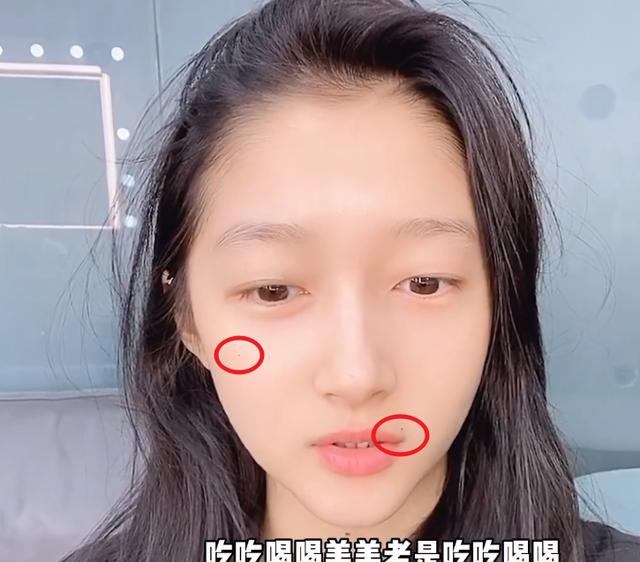 关晓彤素颜录视频怼脸拍不小心暴露真实颜值假发片更加抢眼