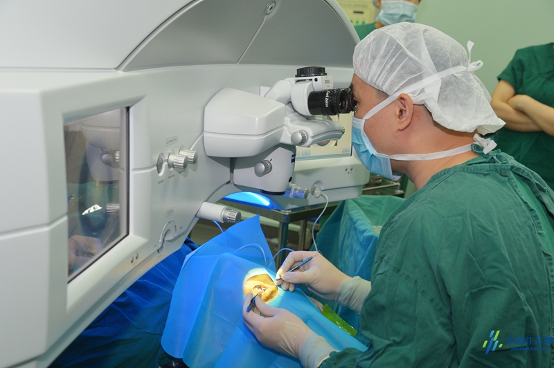 20岁高度近视小伙3分钟告别眼镜江苏省人民医院全飞秒激光手术半年内