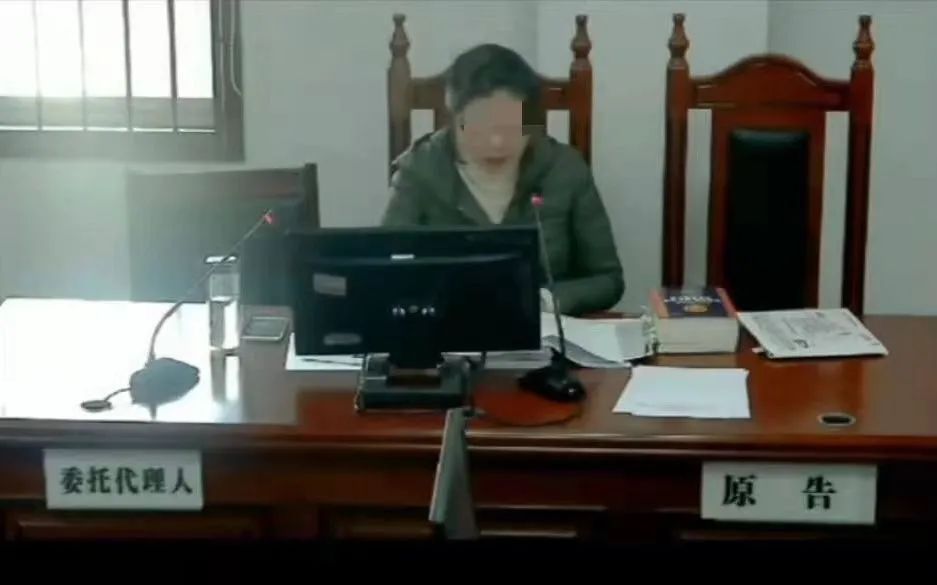 ▲在一段网传视频中，向某就劳动纠纷案出庭。视频截图