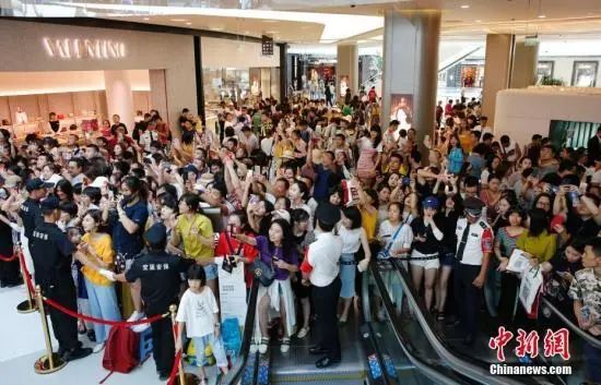 资料图：韩国影视女演员宋慧乔在三亚国际免税城出席商业活动。图为大批粉丝到场围观。王晓斌 摄 图文无关