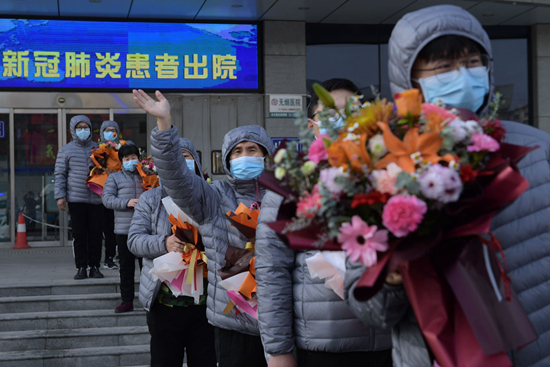 河北本轮疫情首批12名患者出院：在生命面前 我们输不起