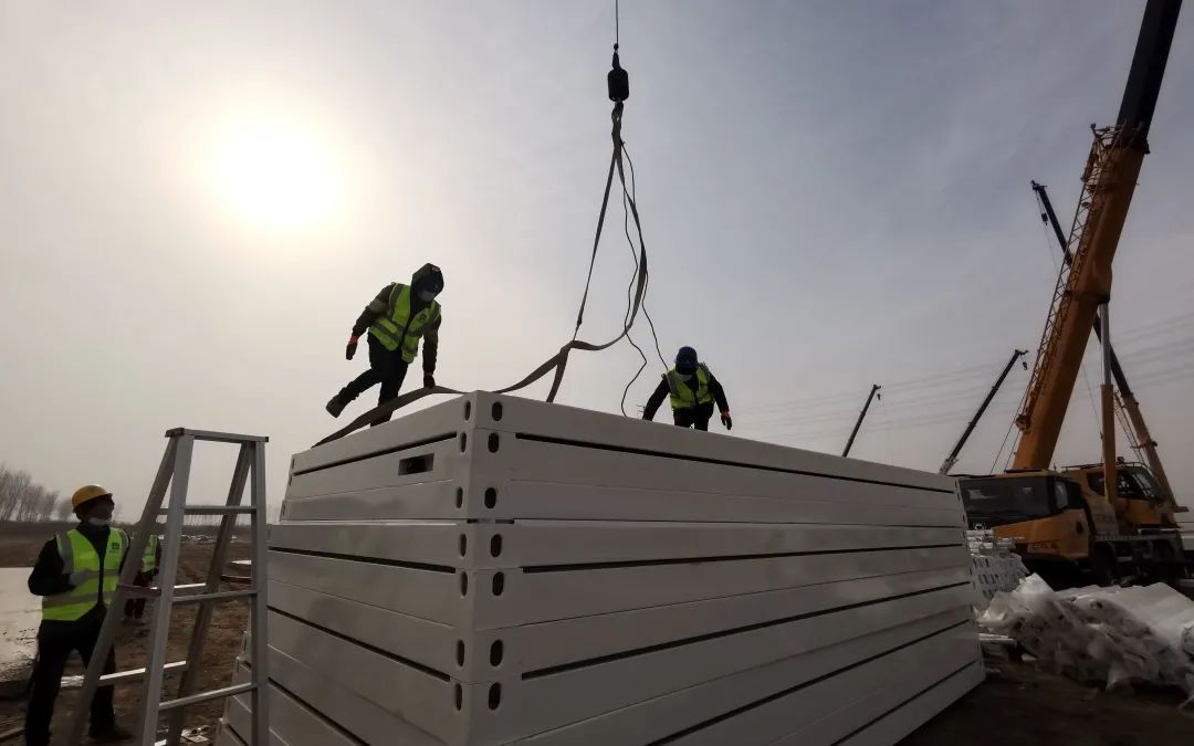 ▲1月14日，大量隔离集成房材料运抵建设现场。中建二局三公司供图