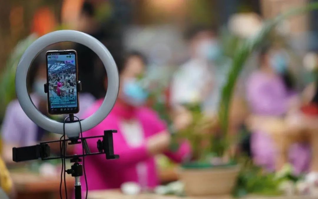 “下跪、吵架、推搡、撕合同” 别让过度表演破坏直播生态