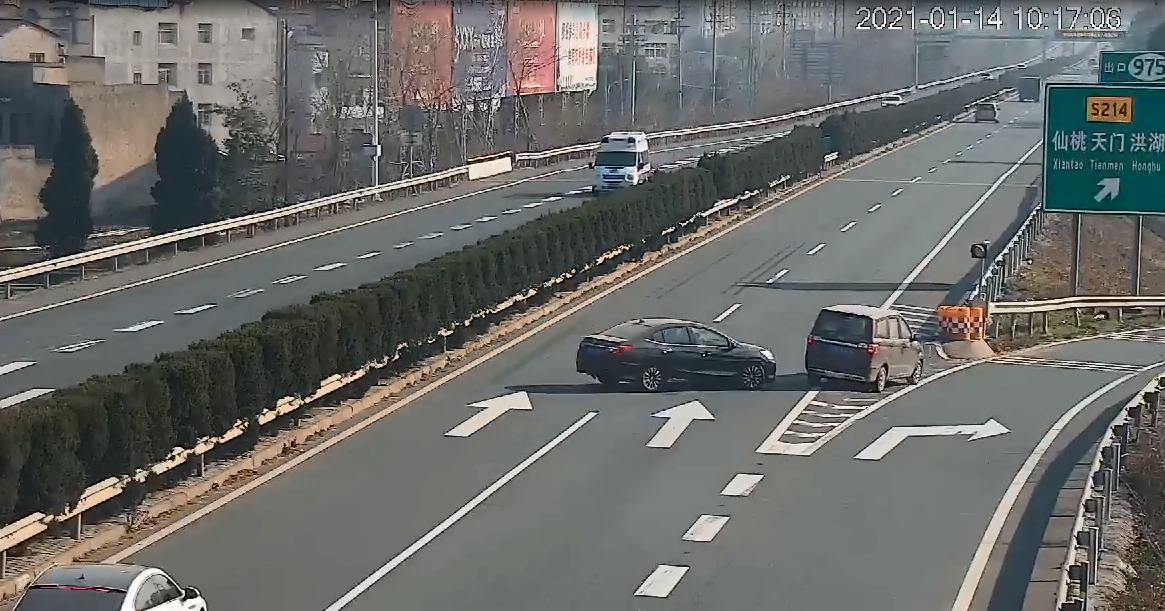 涉事车辆倒车至下高速出口,将一辆小面包车逼下高速.