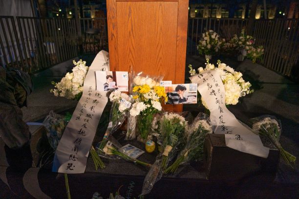 遇害中国博士父母抵美:冒雨出席校园追悼会 诺奖得主中文致哀