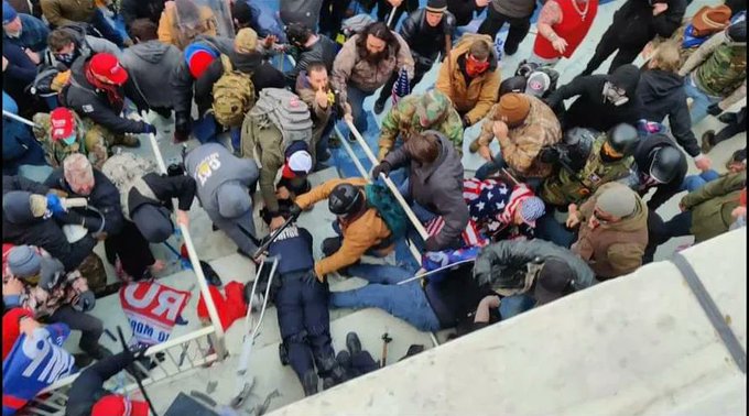 骚乱现场一名警察倒在地上来源：国外社交媒体