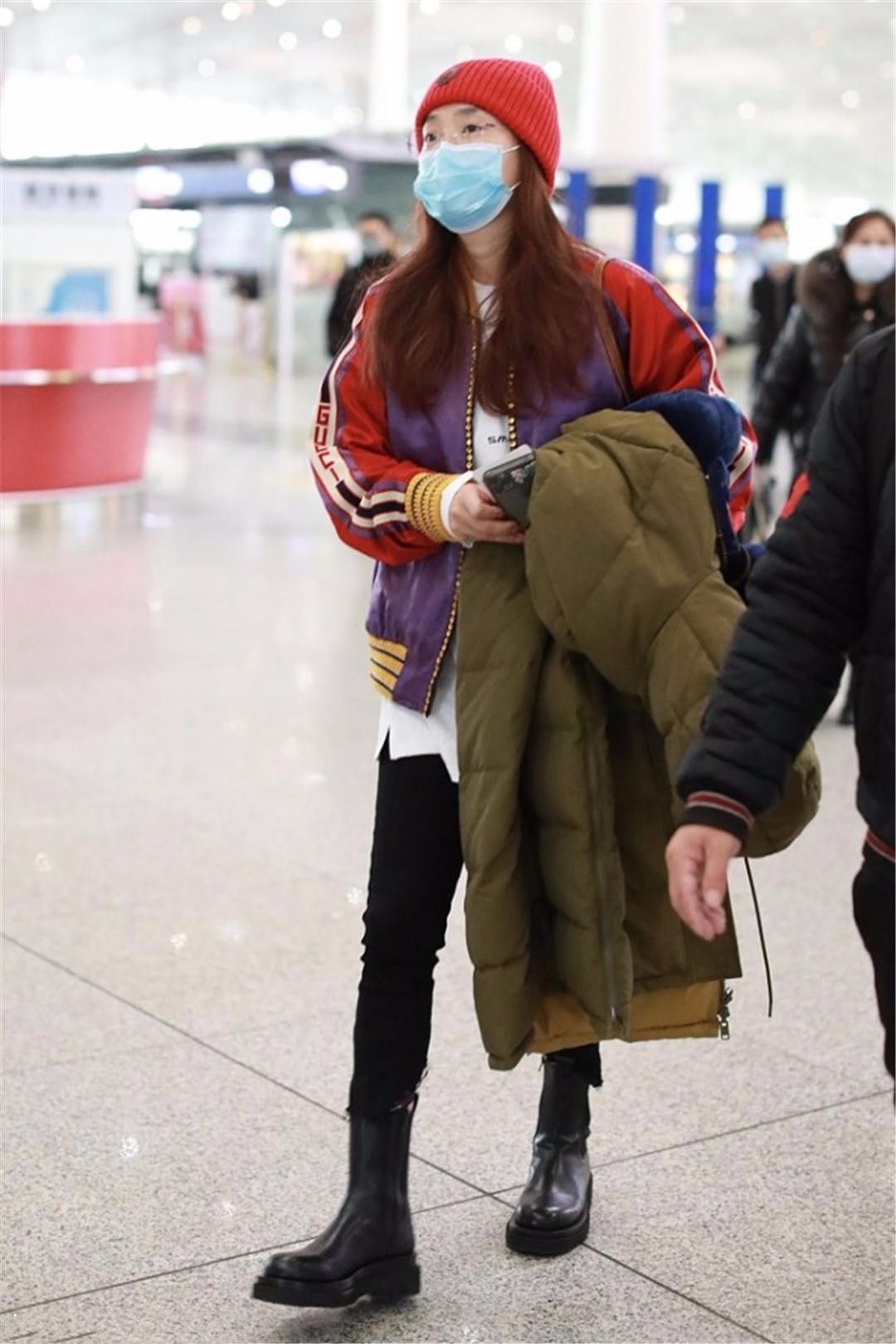 凤凰传奇的玲花,40岁也不年轻,但穿的就像个时髦小姑娘!