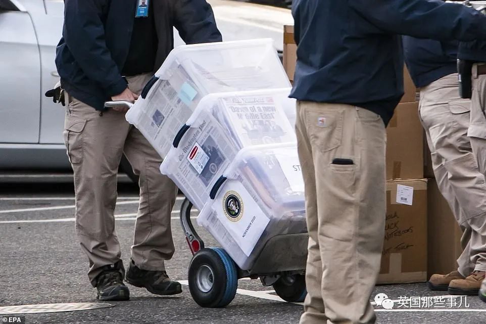 川普开始搬家了助手们开始打包行李川普一个人躲在白宫心情苦涩