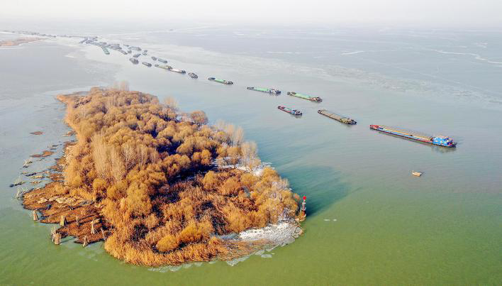 近日,随着气温逐渐回升,洪泽湖持续一周的大面积冰冻开始融化,船舶