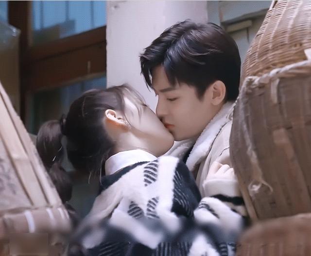 杨超越侯明昊吻戏太好嗑下意识的动作令人尖叫不合作难收场