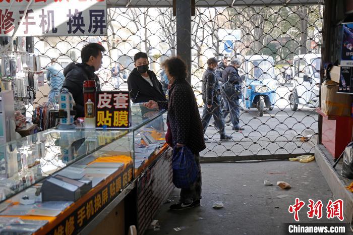 市民正在上海音像城最后的扫货。　殷立勤 摄