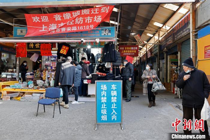上海音像城部分商铺还在营业。　殷立勤 摄