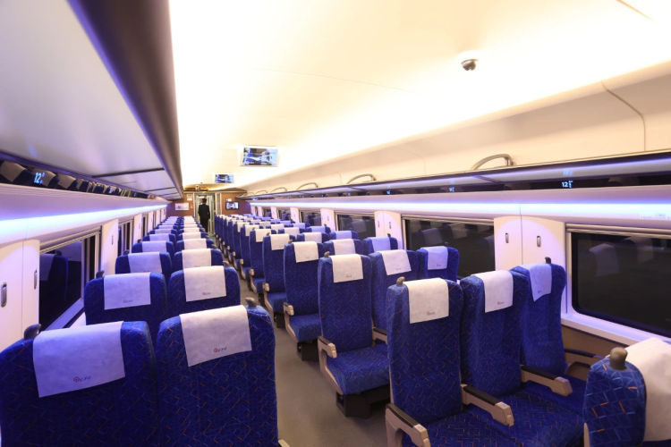 "蓝精灵"来了!青岛造我国新型"复兴号"cr300af动车组在贵州开跑