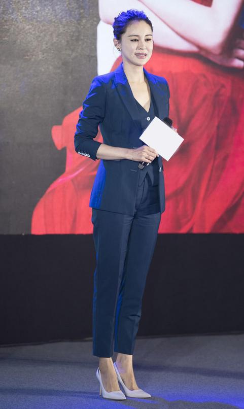 41岁关悦终于换风格西装配小马甲变精致御姐气场碾压佟大为