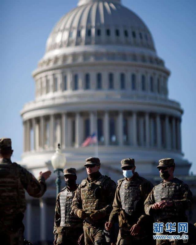 这是1月14日在美国首都华盛顿特区的国会拍摄的美国国民警卫队士兵.