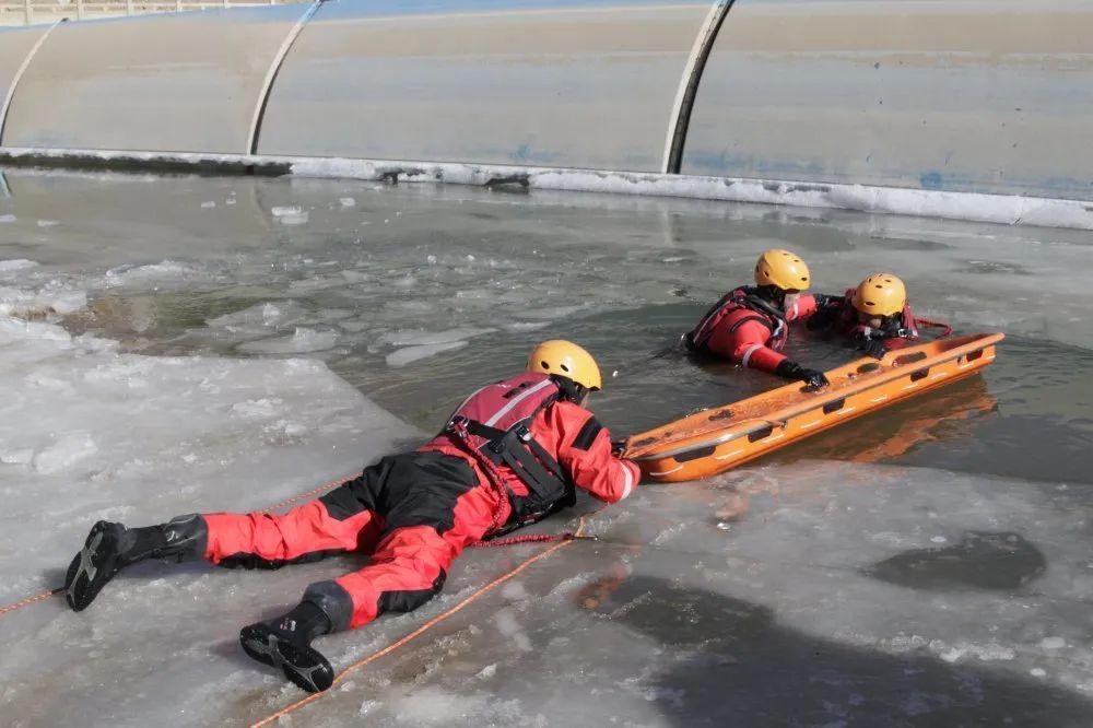 立足实战练精兵——零下25度,黄南消防开展冰面救援训练