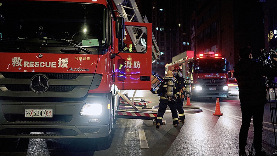 冬夜上海，一场又一场百人级消防演练在大型商场陆续进行