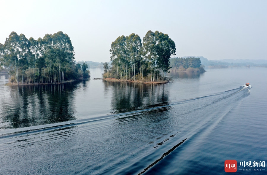 眉山市仁寿县黑龙滩水库是1972年建成的一座人工湖泊,库区面积达23.