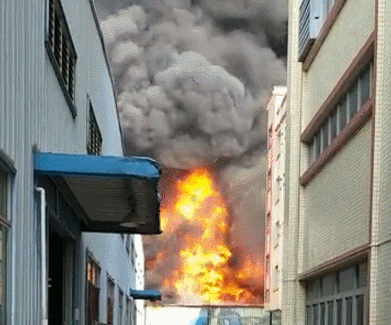 东莞茶山一公司突发火灾 现场浓烟滚滚,火光冲天!