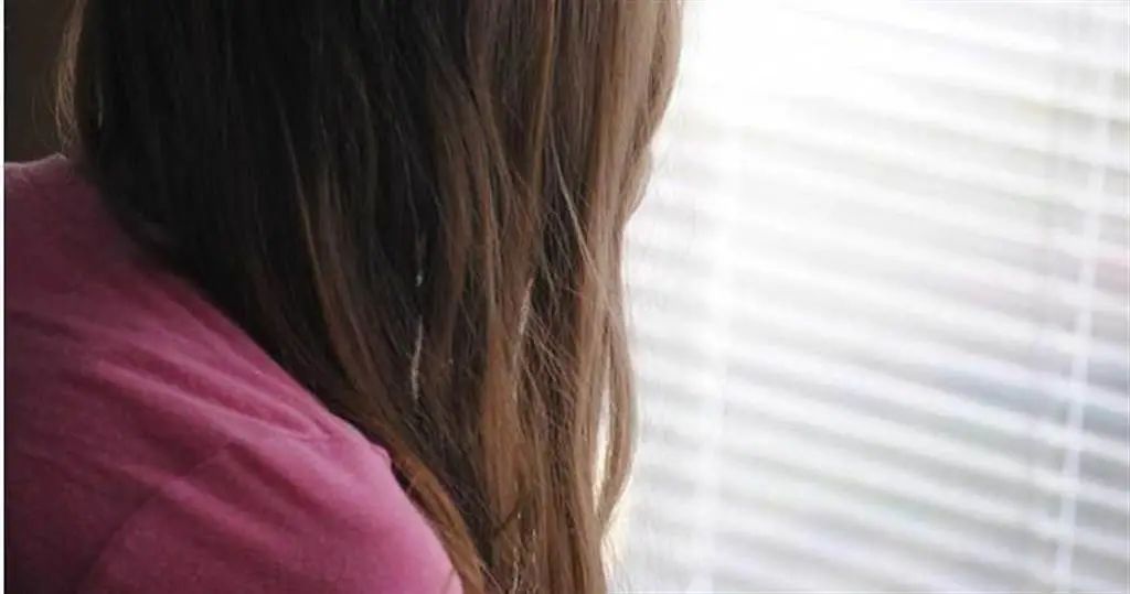 贵族学校老师在更衣室装针孔摄像头,校内人心惶惶