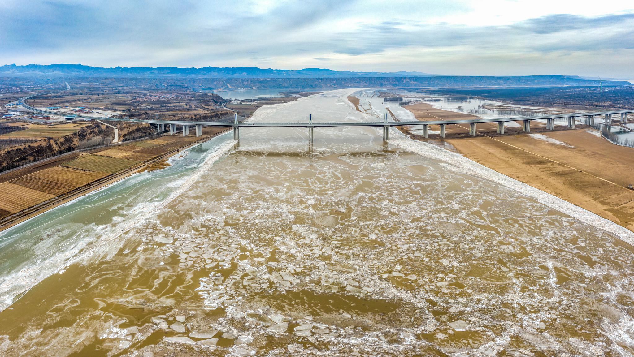 巡测队副队长王亚飞今年40岁,已"追凌"13年,见过黄河凌汛冲断树木和