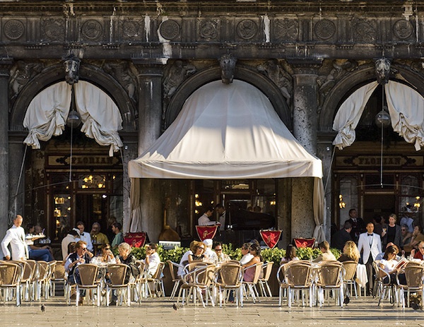  从圣马可广场看花神咖啡馆