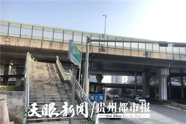 从事发地过马路的第一处市北立交人行天桥