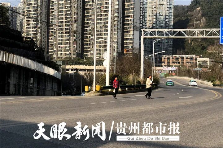 市民正在横穿马路通过小关立交